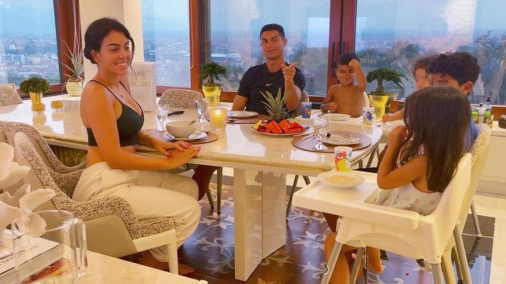 Cristiano y Georgina con sus hijos cenando en el comedor familiar.