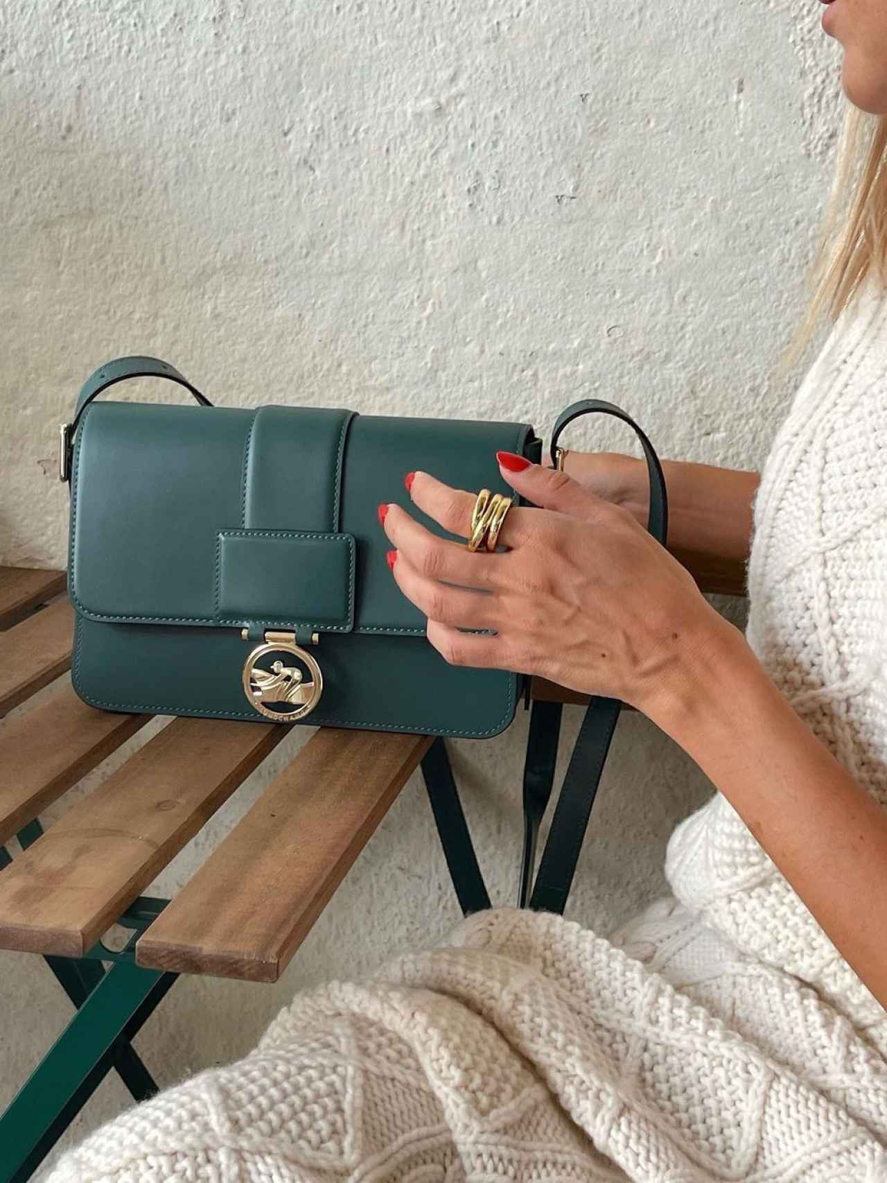 La 'influencer' muestra al detalle su nuevo bolso verde de Longchamp.
