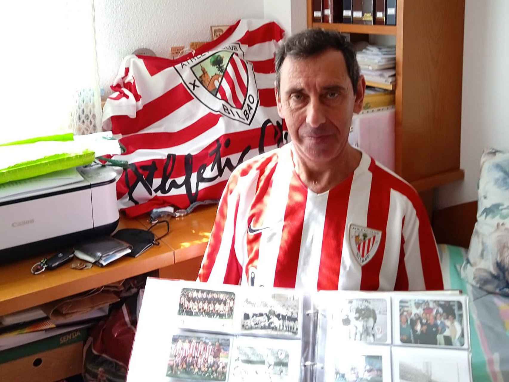 Luis Ángel con los calendarios en su casa de Palencia