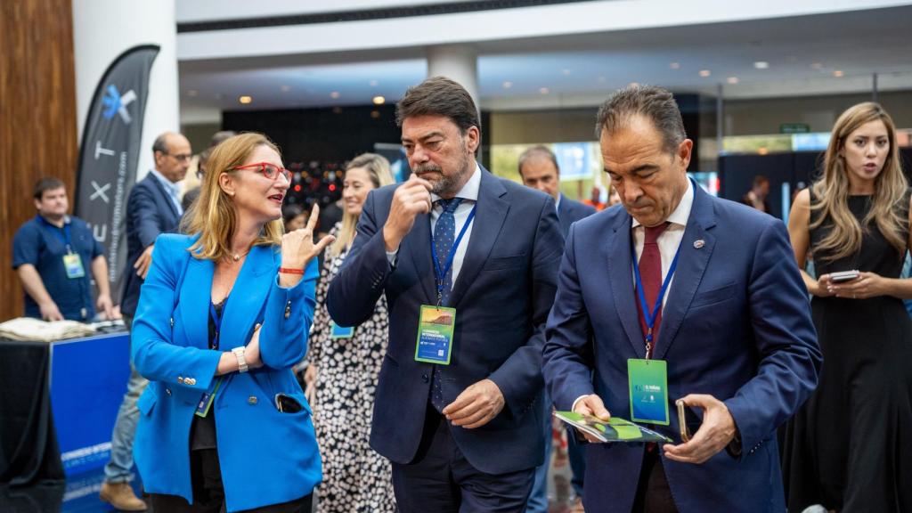 Mari Carmen de España, Luis Barcala y Toño Peral, en la inauguración del congreso.