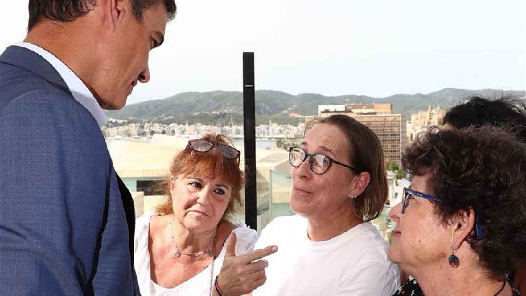 El presidente del Gobierno, Pedro Sánchez, en una reunión con las camareras de piso en Mallorca este lunes.