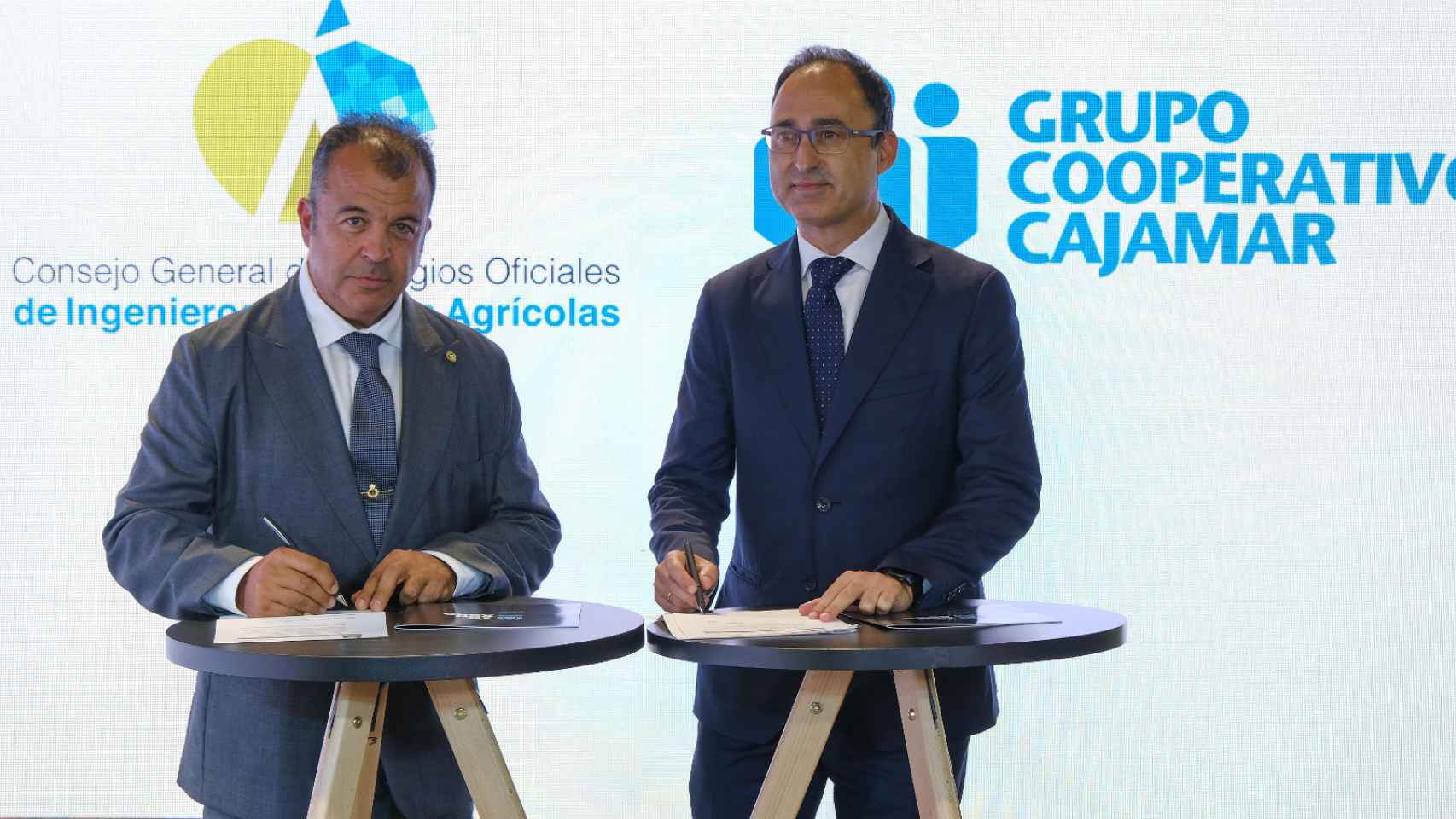 Firma del acuerdo entre Manuel Villegas, Cajamar y Carlos Gutiérrez, representante del Consejo General de Colegios Oficiales Agrícolas