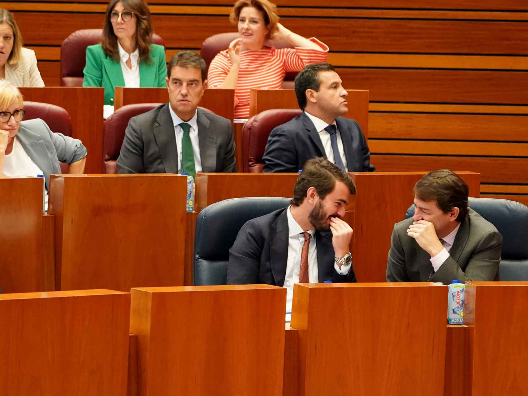 El vicepresidente de la Junta, Juan García-Gallardo, y el presidente, Alfonso Fernández Mañueco, durante el pleno de este miércoles en las Cortes.