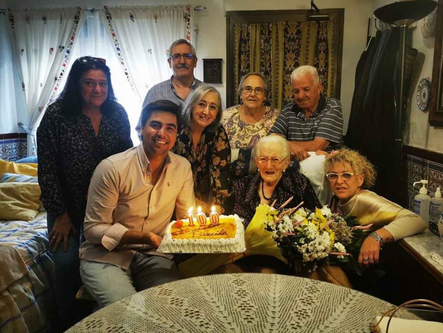 La vecina centenaria de Candeleda, Plácida Feital, celebra su 100 cumpleaños con algunos de sus hijos y nietos.