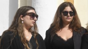 Andrea y Lola, las hijas de Jesús Quintero, en el funeral de su padre.