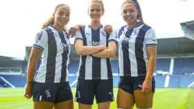 Las futbolistas del West Bromwich Albion femenino posan con el nuevo pantalón azul en lugar del habitual blanco