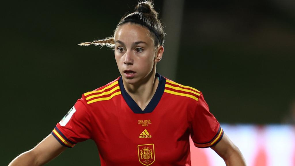 Athenea del Castillo, en un partido de la selección española de fútbol femenino