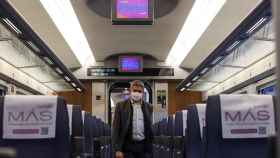 Un pasajero en el interior del tren Avlo. Foto: Europa Press.