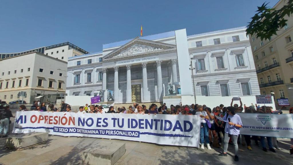 Manifestación de feministas contra la Ley Trans que se ha celebrado este miércoles en el Congreso.