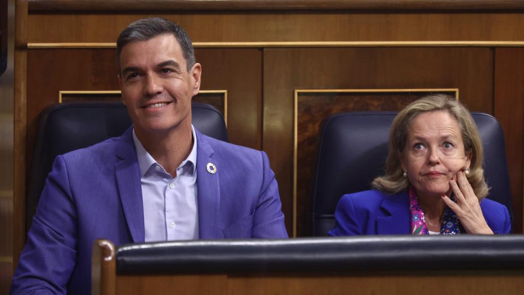 El presidente del Gobierno, Pedro Sánchez, junto a la vicepresidenta económica, Nadia Calviño, en el Congreso de los Diputados.