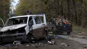 Soldados del ejército ucraniano pasan junto a una furgoneta blanca tras tomar la ciudad de Limán.