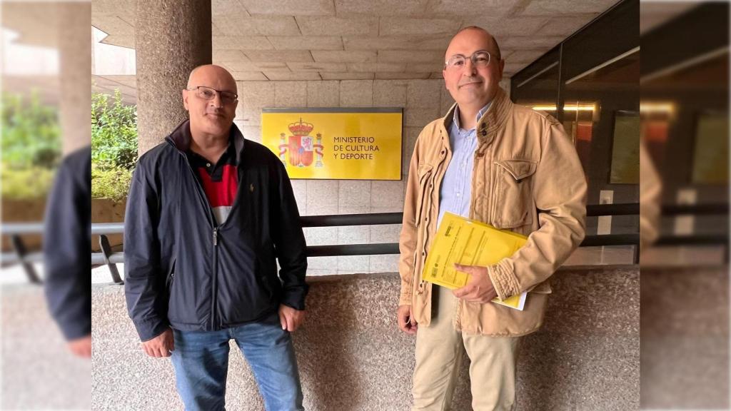 El presidente de la Fraternidad Internacional del Camino, Juan Carlos Pérez, y el historiador, José Manuel Rodríguez Montañés.