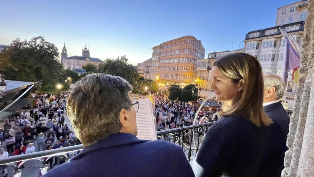 La pregonera del San Froilán, Esther Eiros, y la alcaldesa de Lugo, Lara Méndez.