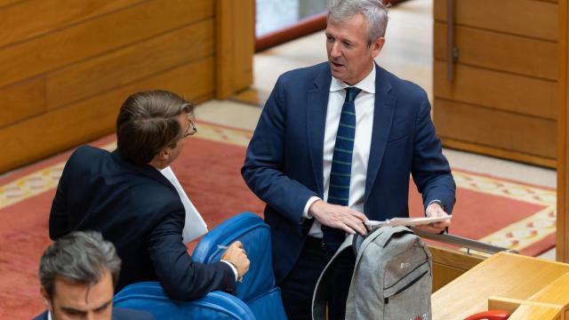 El presidente de la Xunta, Alfonso Rueda, y el conselleiro de Facenda, Miguel Corgos, en el Parlamento de Galicia.