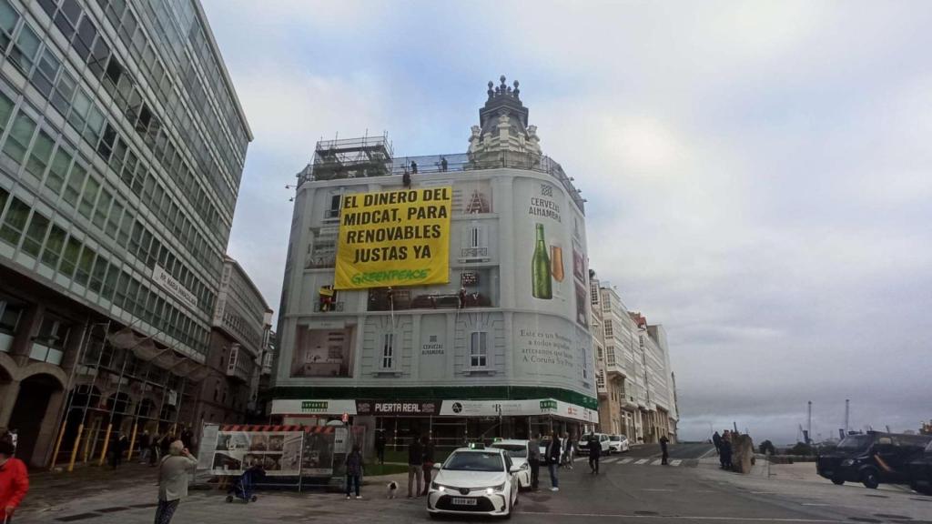 La pancarta que ha desplegado Greenpeace durante la cumbre hispano-alemana de A Coruña