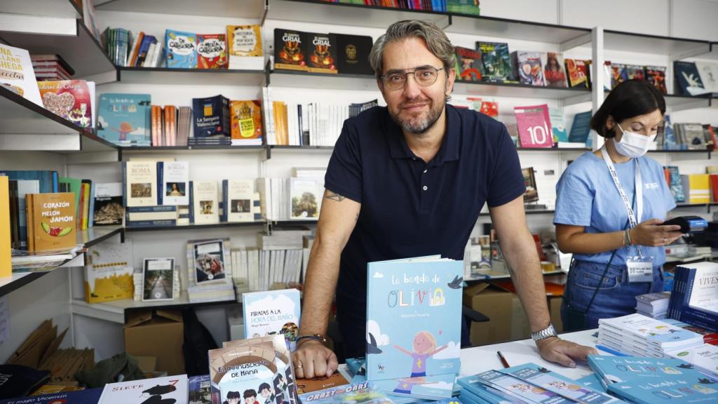 El escritor,  en la pasada Feria del Libro firmando libros.