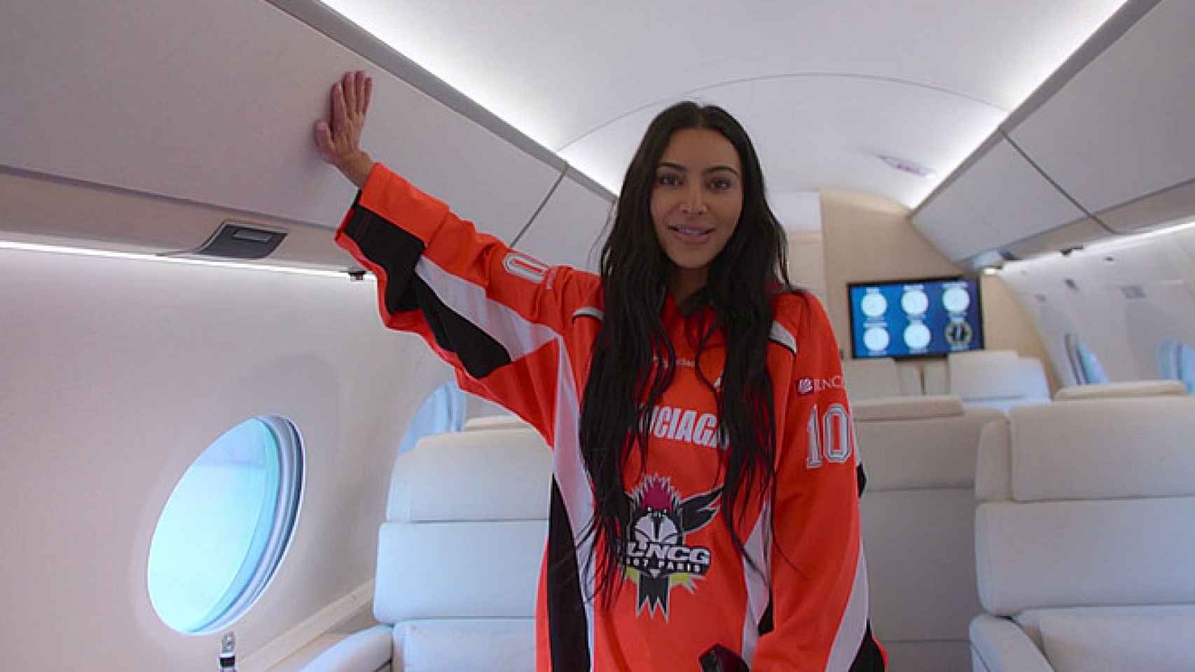 Kim Kardashian mostrando la reforma de su avión en un episodio de su 'reality'.