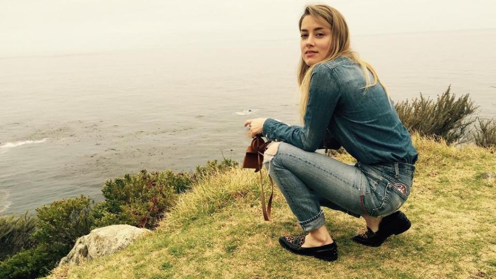 Amber Heard disfruta del anonimato en el pequeño pueblo Costitx en Mallorca.