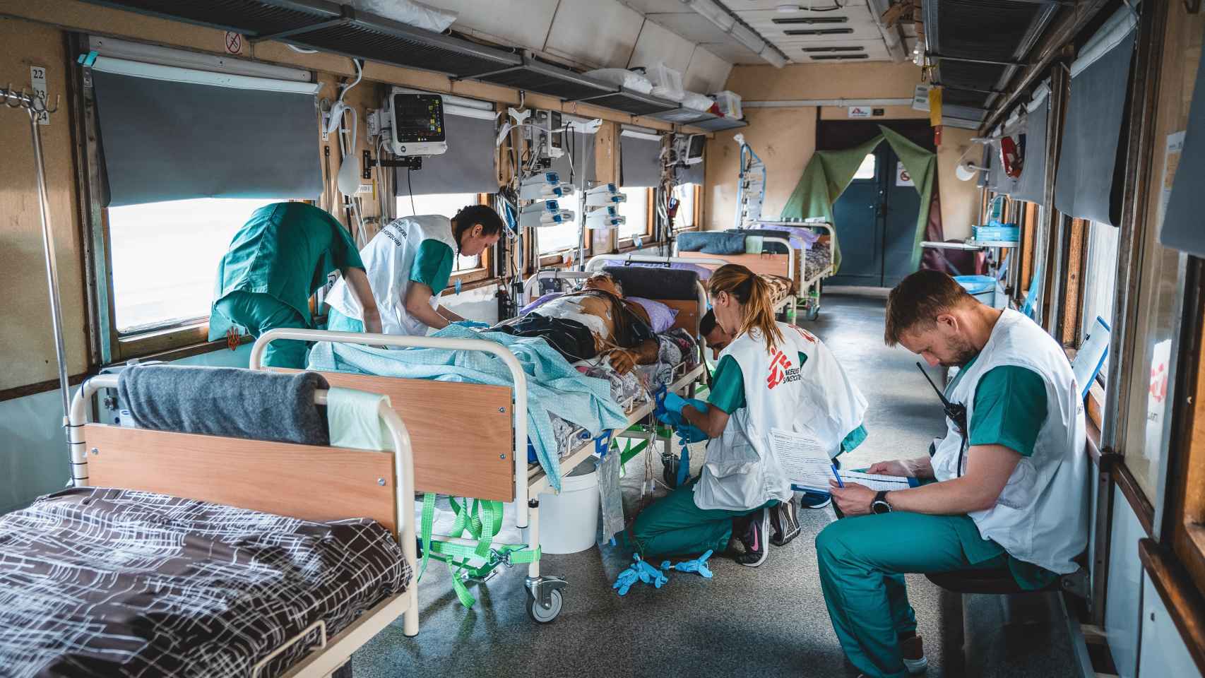 El equipo de Médicos Sin Fronteras en la UCI de uno de los trenes medicalizados.