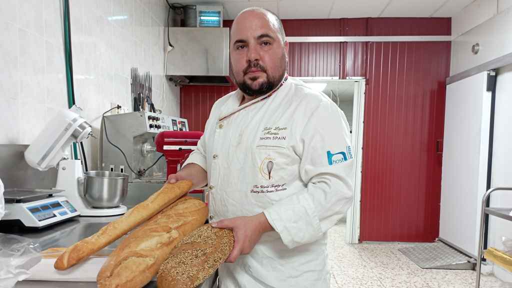 Julio López, de Mindanao, analizando los panes de Mercadona.