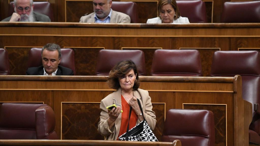 La ex vicepresidenta del Gobierno Carmen Calvo abandona una sesión plenaria en el Congreso de los Diputados.