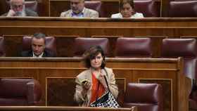 La ex vicepresidenta del Gobierno Carmen Calvo abandona una sesión plenaria en el Congreso de los Diputados.