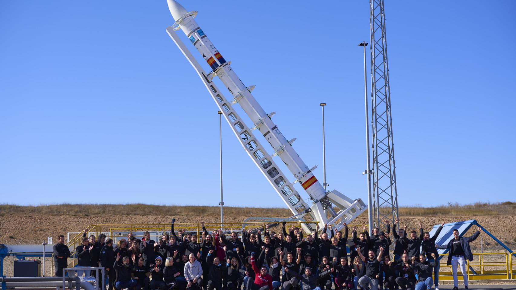 El equipo de la empresa ilicitana PLD Space con el cohete MIURA 1 en las instalaciones de Teruel.