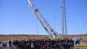 El equipo de la empresa ilicitana PLD Space con el cohete MIURA 1 en las instalaciones de Teruel.