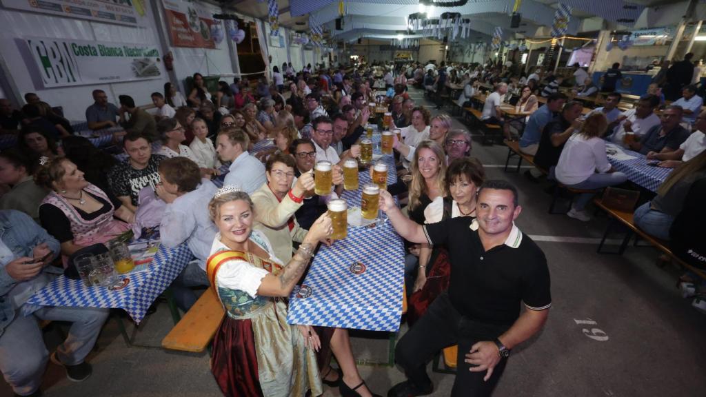 La reina de la Oktoberfest Vanessa Hoffman y el alcalde Bernabé Cano en su inauguración.