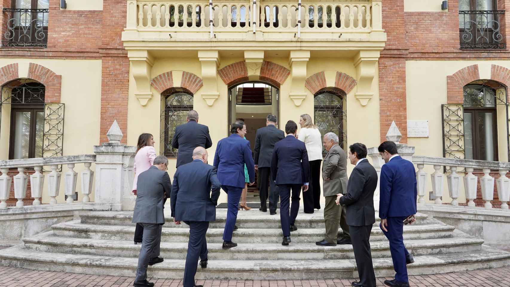 El presidente de la Junta de Castilla y León, Alfonso Fernández Mañueco junto a los consejeros y consejeras tras la foto de familia de la primera reunión del Consejo de Gobierno