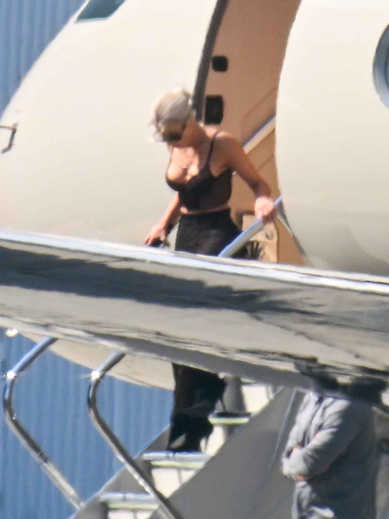 Kim Kardashian bajando de su avión privado.