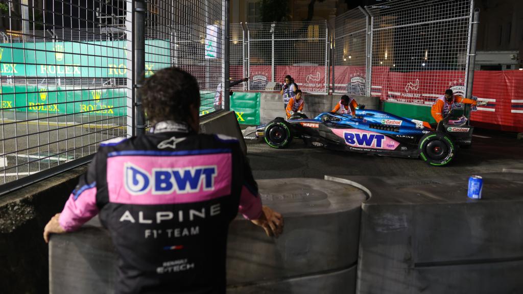 Fernando Alonso mira su Alpine A522 tras abandonar en Singapur