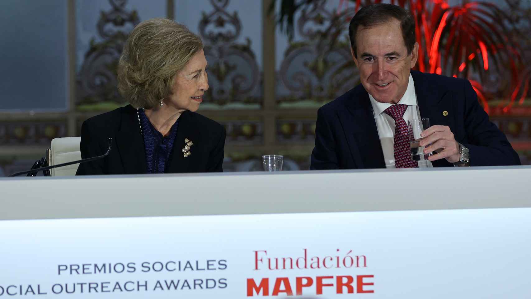 La reina Sofía junto a Antonio Huertas, presidente de Mapfre, durante la entrega de los Premios Sociales Fundación MAPFRE 2022.