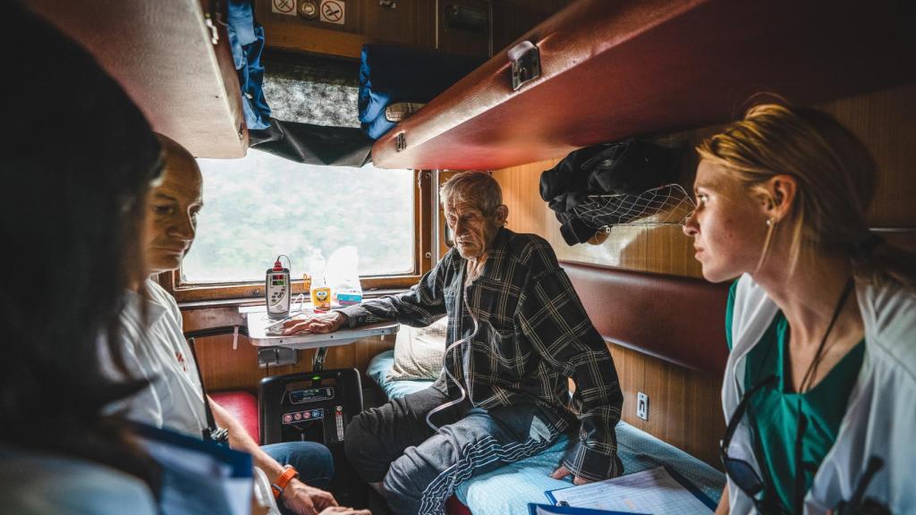 El equipo de Médicos Sin Fronteras atiende a un paciente en el tren medicalizado ucraniano.