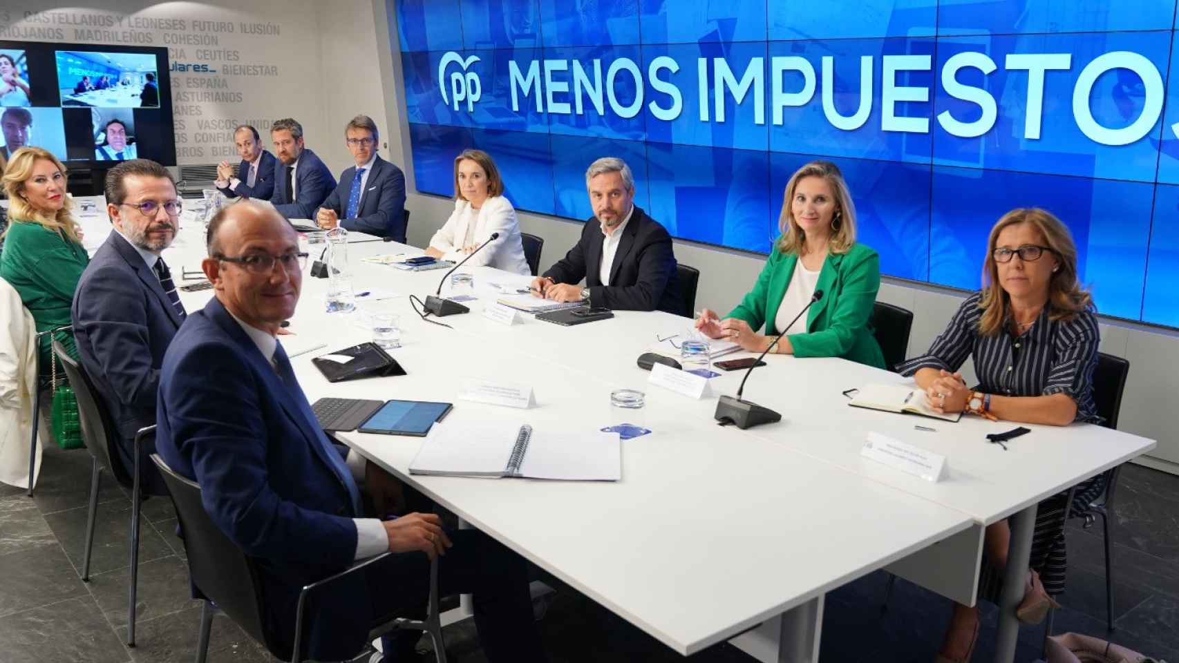 El equipo económico del Partido Popular, liderado por Juan Bravo, junto a la secretaria general, Cuca Gamarra.