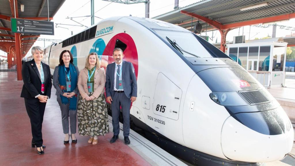 De izquierda a derecha, la directora general de Ouigo España, Hélène Valenzuela, la presidenta de la CNMC, Cani Fernández, la presidenta de Adif y Adif AV, María Luisa Domínguez, y el secretario general de infraestructuras, Xavier Flores.