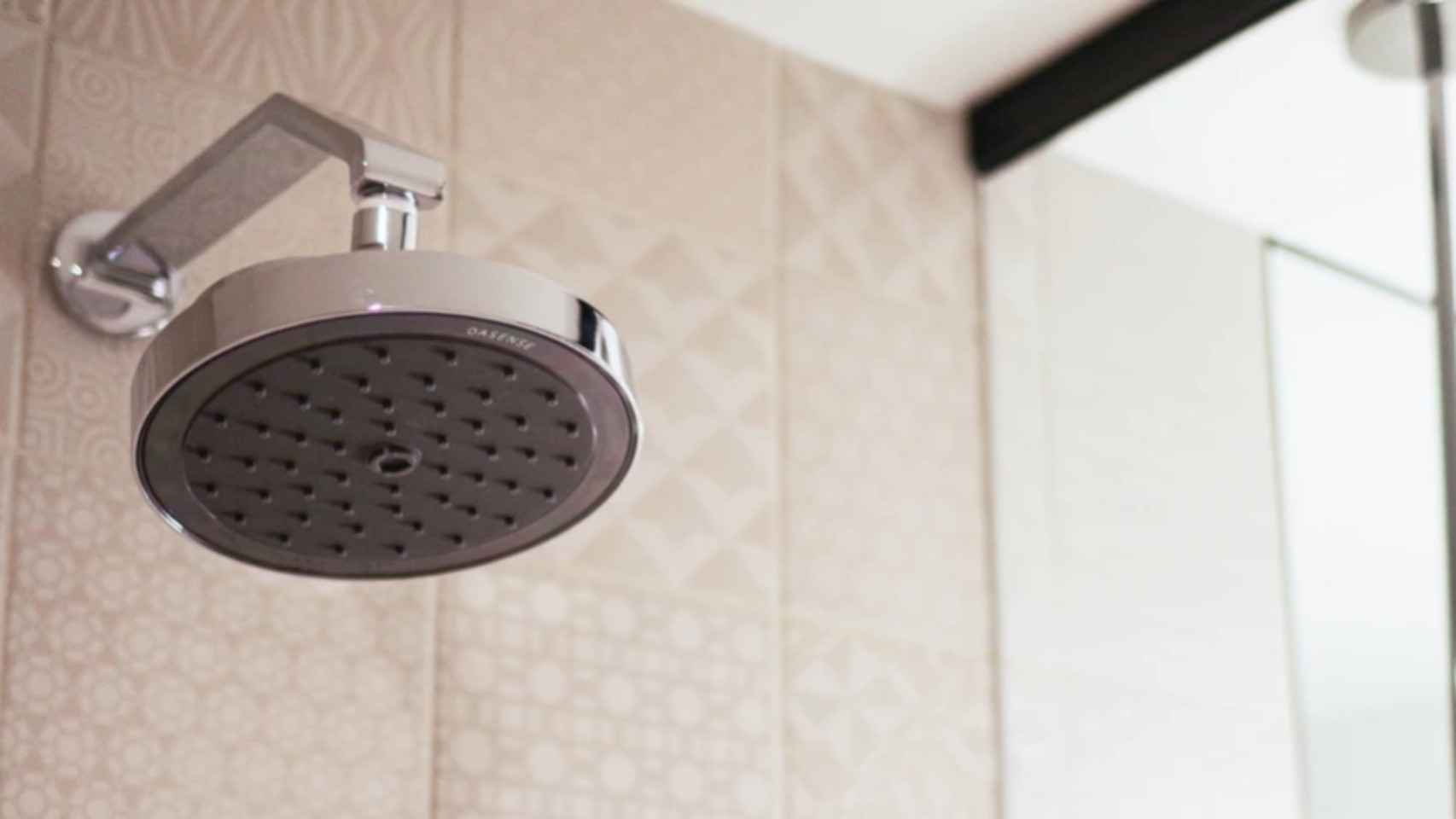 La ducha inteligente instalada en una pared.