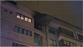 Cuatro dotaciones de bomberos sofocan un incendio en un piso de la calle Posse de A Coruña