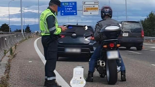 Control de velocidad en una autovía gallega.