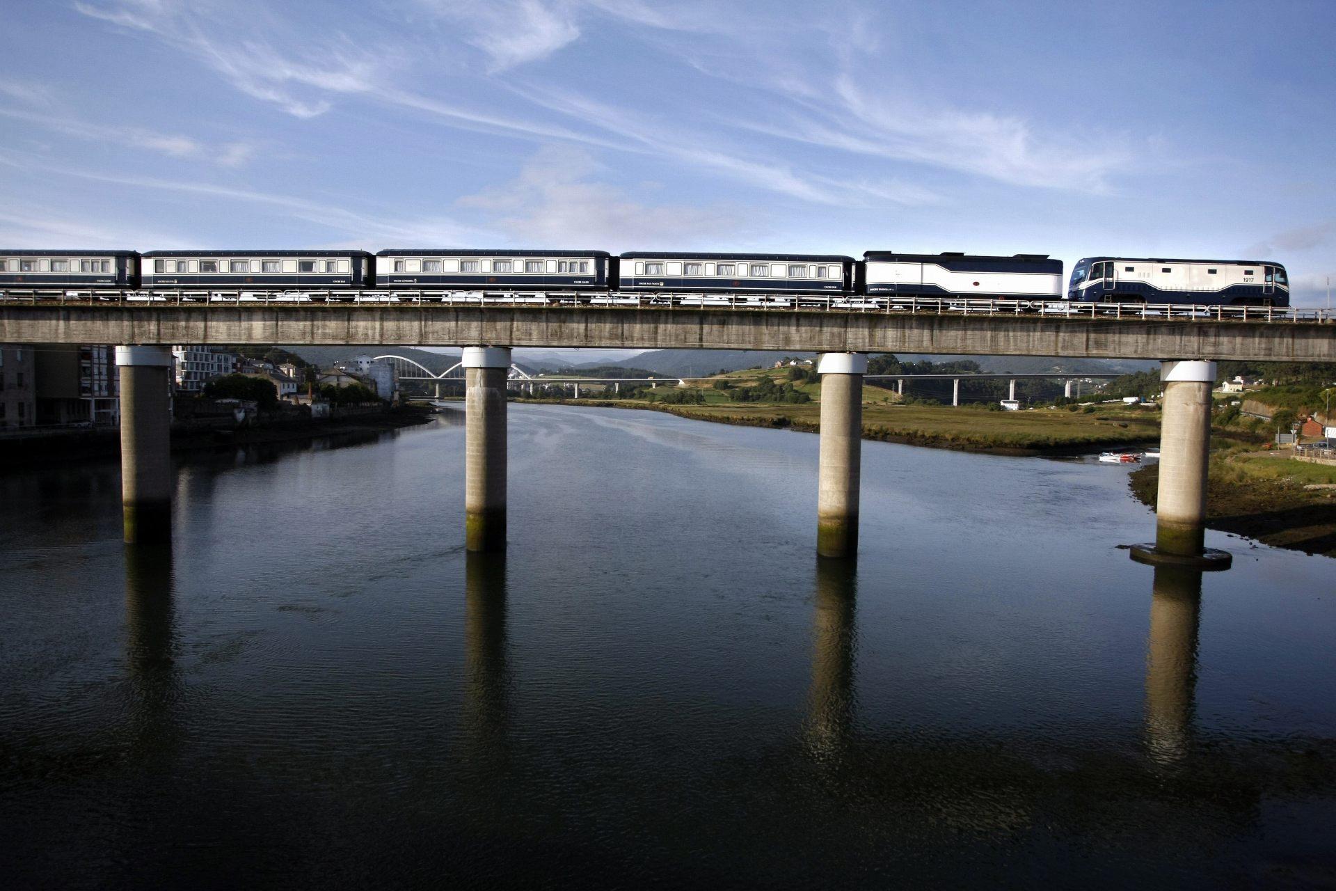 El tren Transcantábrico a su paso por el Río Navia