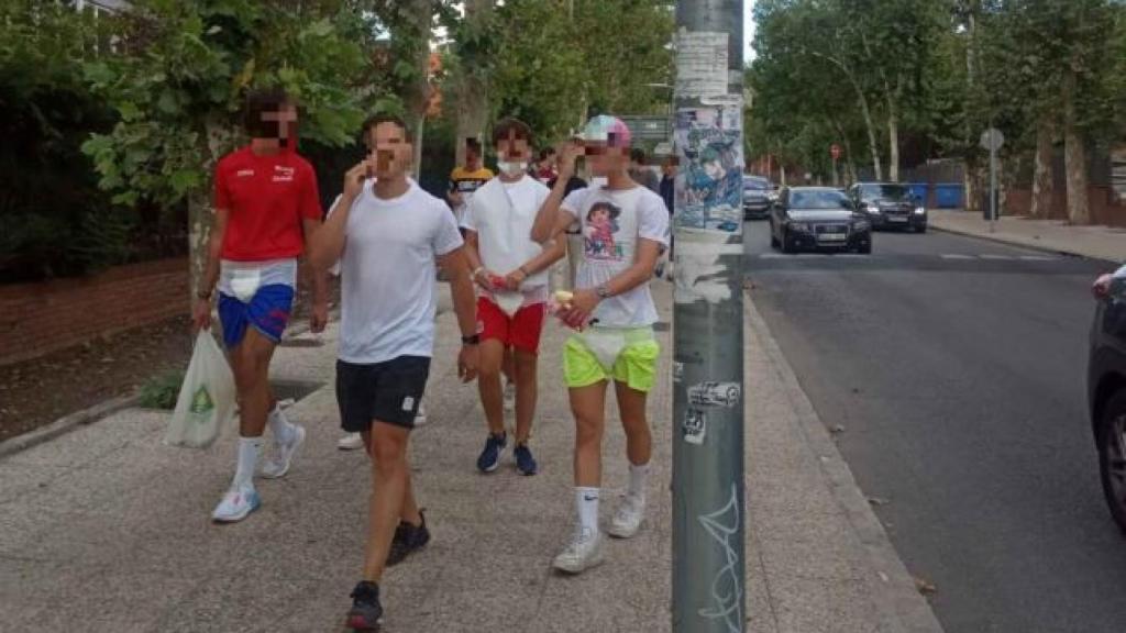 Estudiantes del colegio mayor haciendo en plenas novatadas.