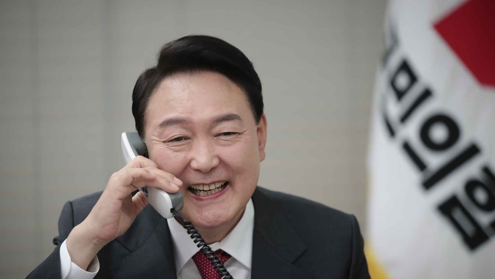 El nuevo presidente electo de Corea del Sur, Yoon Suk-yeol, habla por teléfono con el primer ministro japonés, Fumio Kishida, en la sede del principal opositor Partido del Poder Popular en Seúl.
