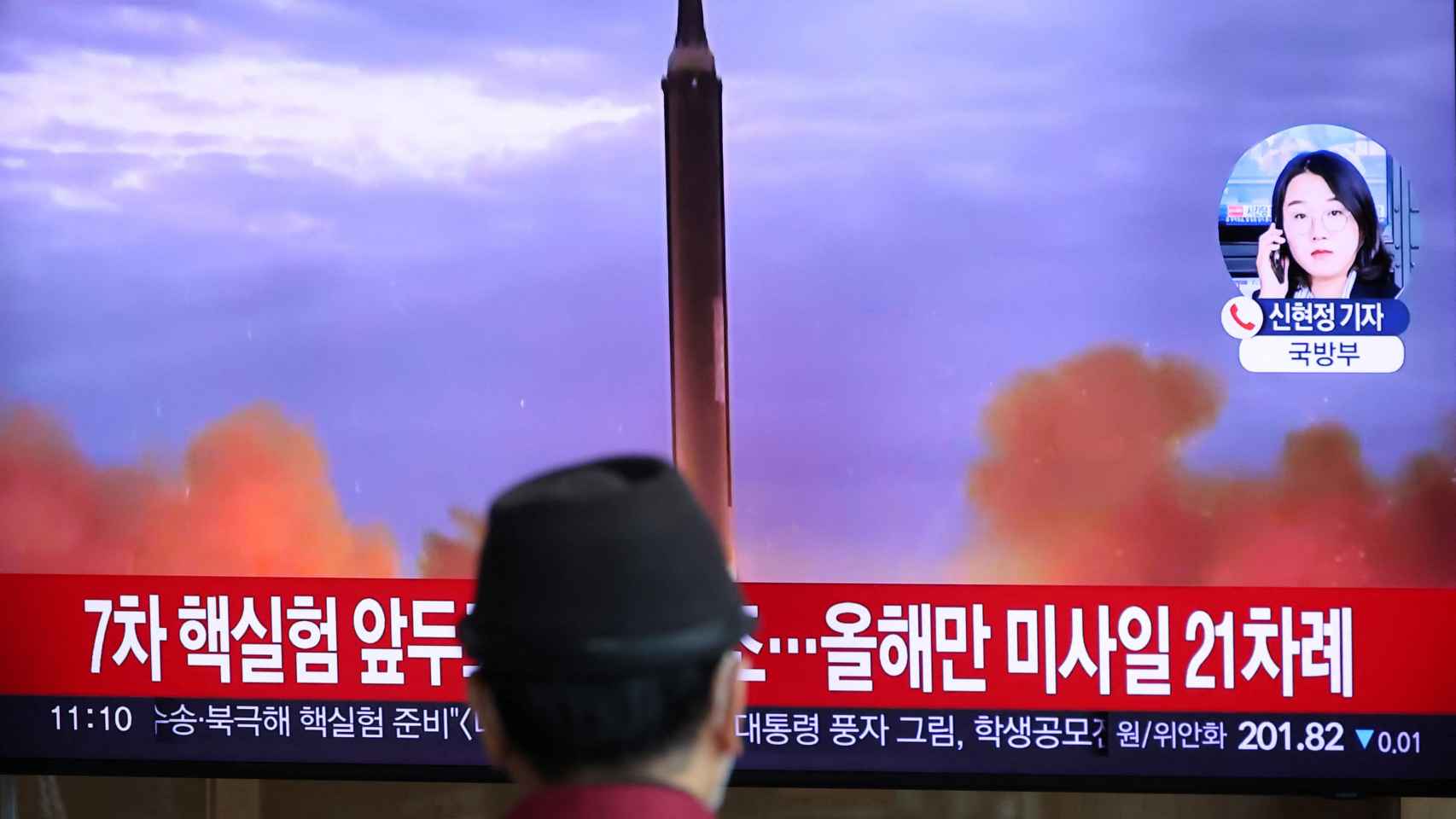 Un hombre mira un televisor que transmite un informe de noticias sobre Corea del Norte disparando un misil balístico sobre Japón, en una estación de tren en Seúl, Corea del Sur, el 4 de octubre de 2022