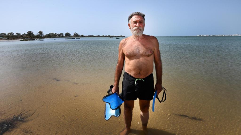 Adolfo Boch Leria, 'Fofi', a punto de nadar en aguas de la Bahía de Cádiz.