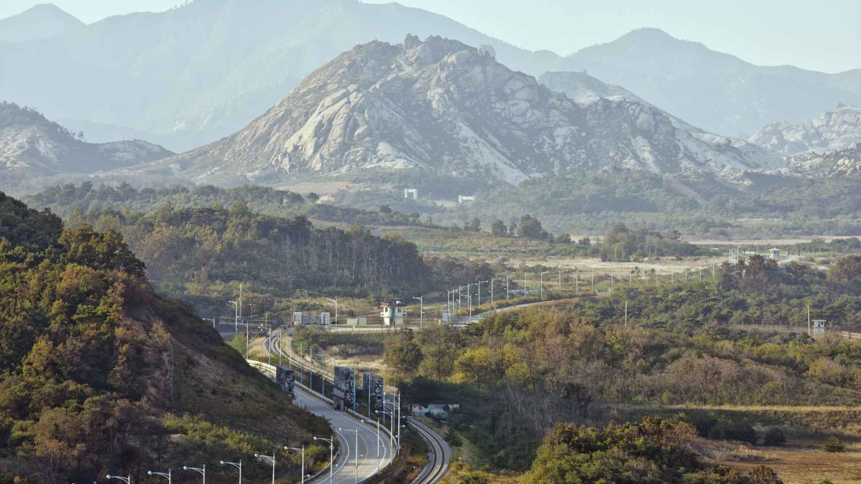 Vista de la Zona desmilitarizada de Corea y el Monte Kumgang al fondo, de Corea del Norte.