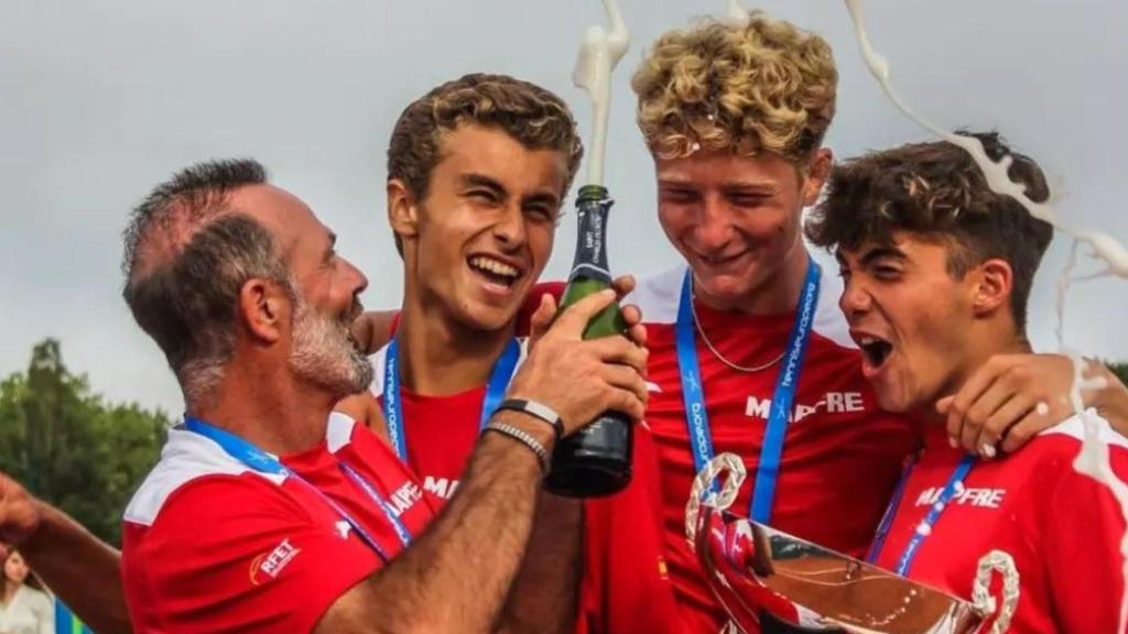 Ósca Burrieza -capitán-, Rafa Segado, Martín Landaluce y Carles Córdoba celebran el triunfo en la Copa Borotra