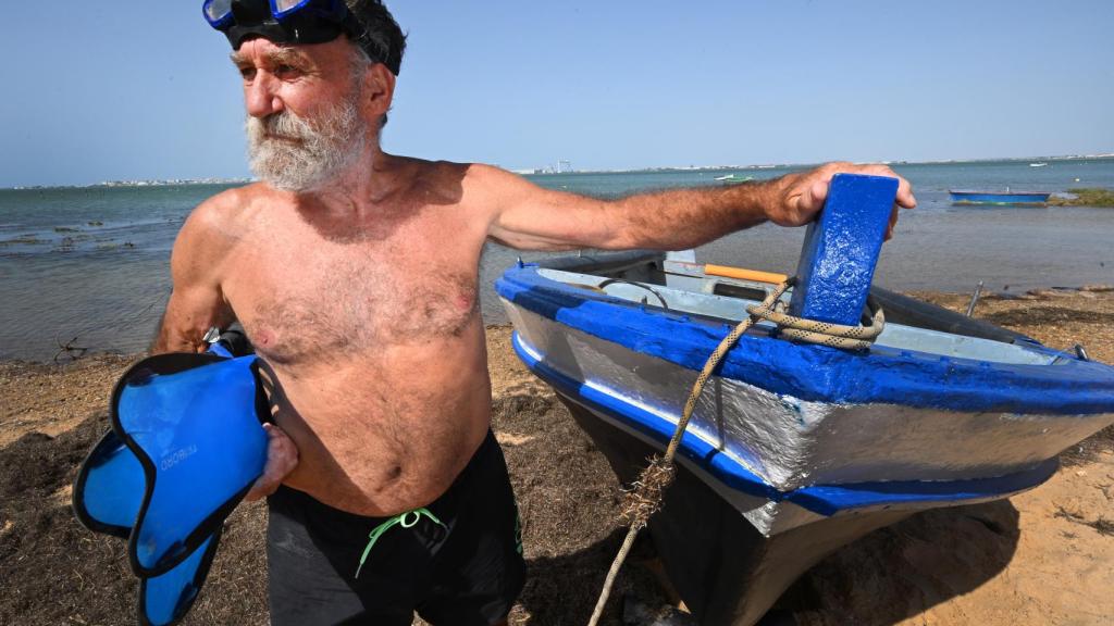 Adolfo Boch Leria, posando, muy incómodo, para EL ESPAÑOL.