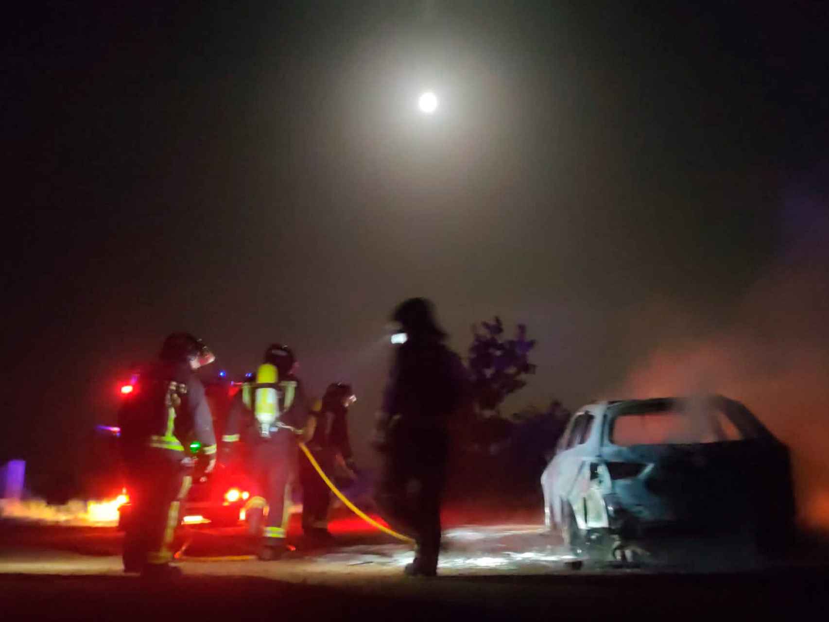 Los Bomberos del Ayuntamiento de León sofocan el fuego en un coche