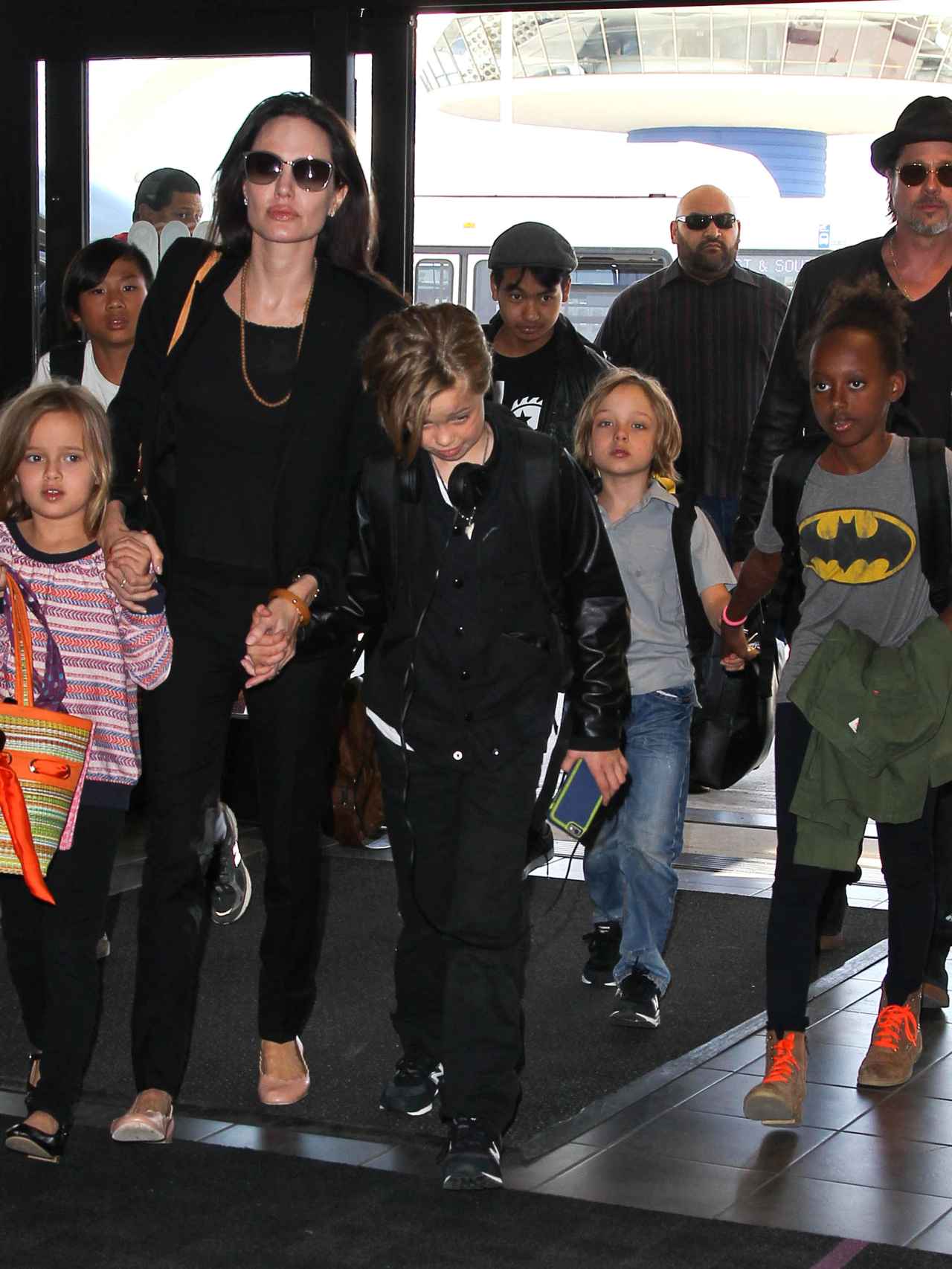 Brad Pitt y Angelina Jolie junto a sus hijos en el aeropuerto de Los Ángeles.