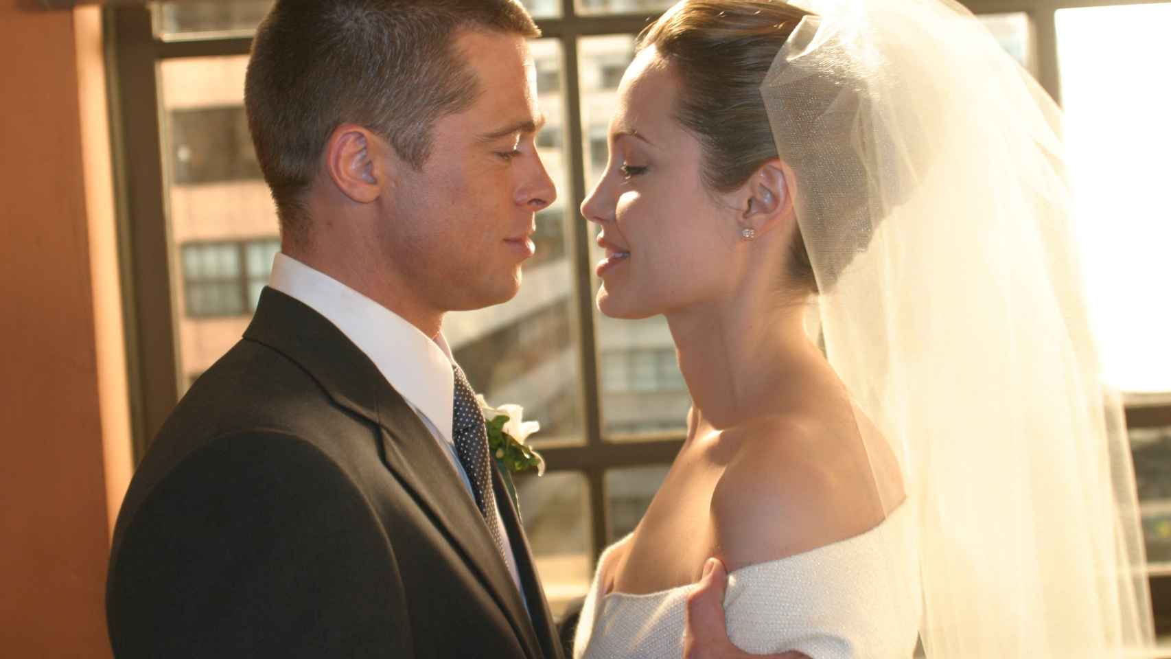 Brad Pitt y Angelina Jolie el día de su boda.